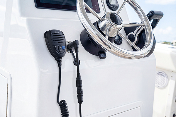 Radiotelefon IC-M430E: Przykład instalacji z mikrofonem zdalnym - CommandMic - Adapter L